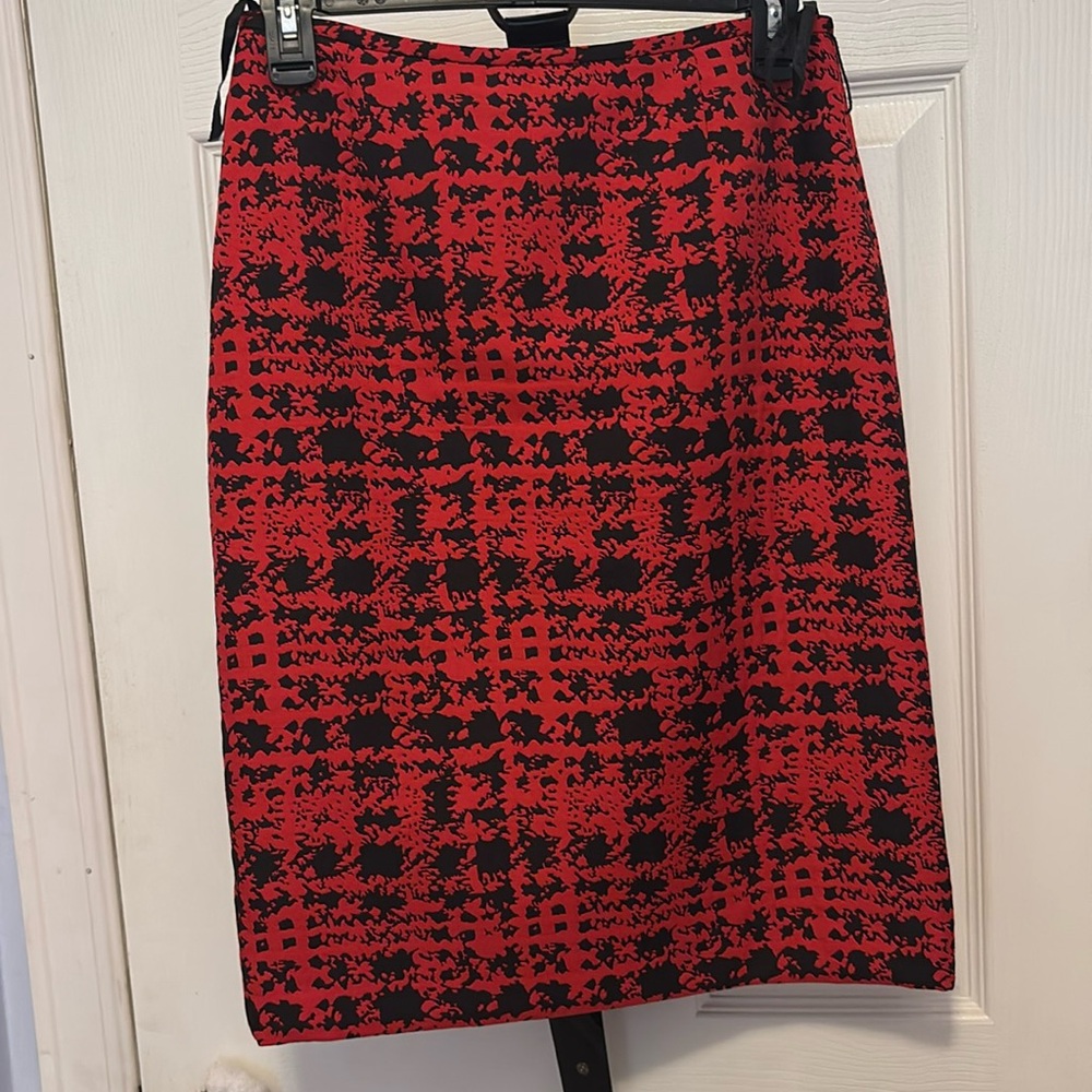Beautiful Tahari pencil skirt